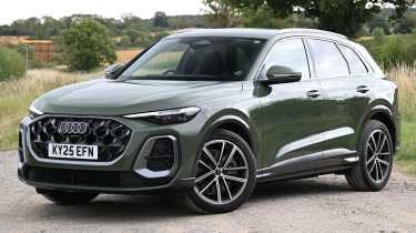 Audi Q5 статично спереди под углом